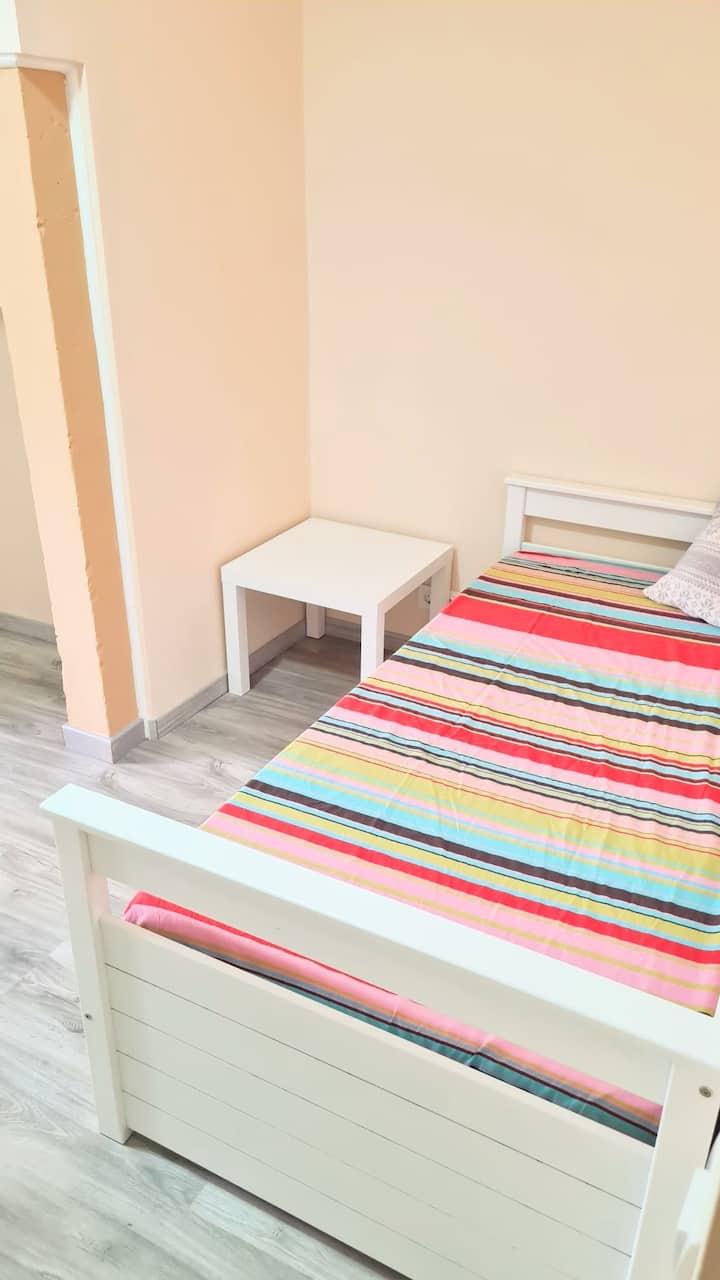 Súkromná spálňa. Posteľ na prízemí sa vysúva a posteľ sa zmení na dvojitú posteľ. 