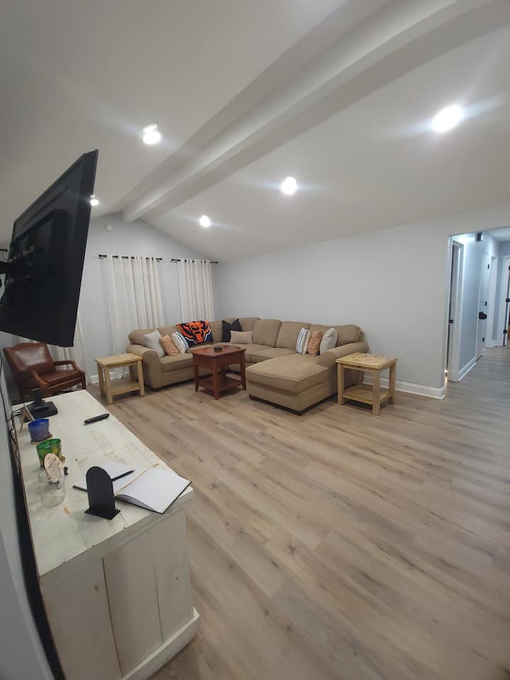 6 Bedroom! Pool Table, Gaming Area, Firepit & More - ジョリエット, IL