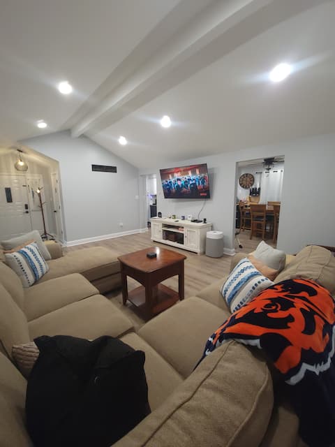 6 bedroom! Pool Table, Gaming Area, Firepit & More