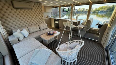 Erfolgreiche Airbnb-Immobilie: Luxury houseboat with Starlink in Waren (Müritz)