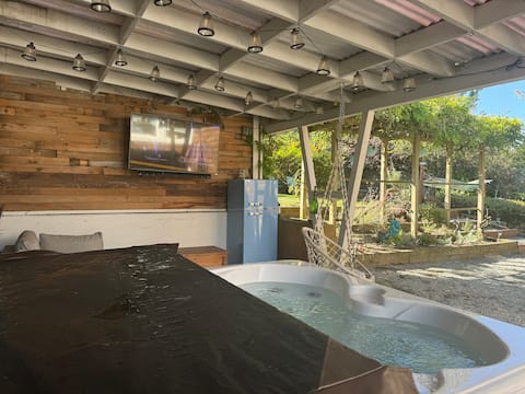 Coasis - W. Seattle Retreat with Hot Tub