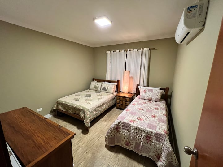 Este quarto dipõe de confortaveis colchões(novos)  roupas de camas, travesseiros extra e ar condicionado.  Os usuários deste quarto utilizam o banheiro social.