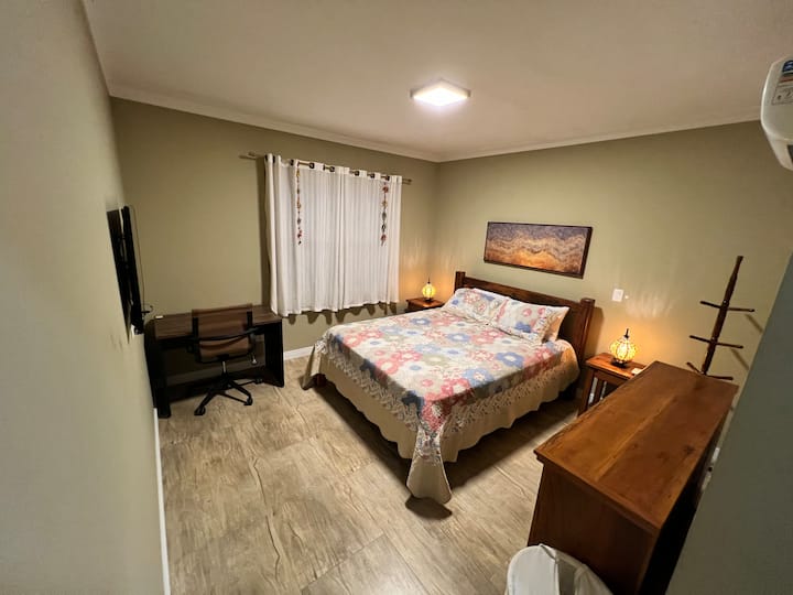 Esta suíte, dispõe de confortaveis colchões(novos)  roupas de camas, travesseiros extra, ar condicionado, espaço adicional para home office além do escritório já disponivel na casa.