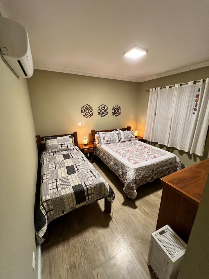 Esta suíte, dispõe de confortaveis colchões(novos)  roupas de camas, travesseiros extra e ar condicionado.