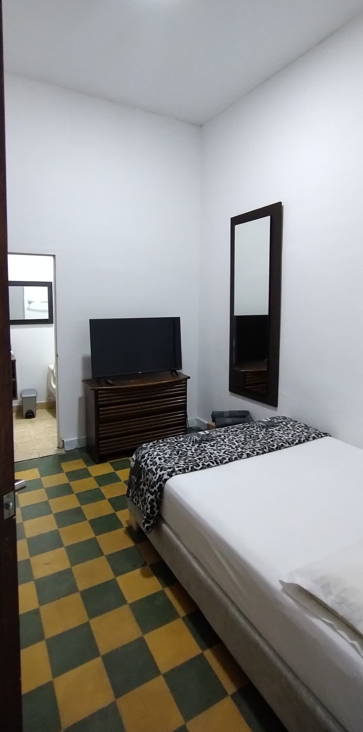 стаята има достъп до социалната баня на къщата. 