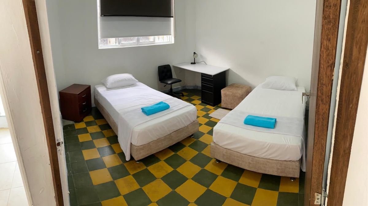 Това е първата стая, която влиза в къщата. Леглата ѝ могат да се присъединят към двете, а вие ще отседнете в голямо двойно легло. Прозорецът му е към улицата. 