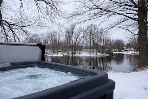 River Retreat- Hot tub/Games/BBQ/Bonfire/Sleeps 14
