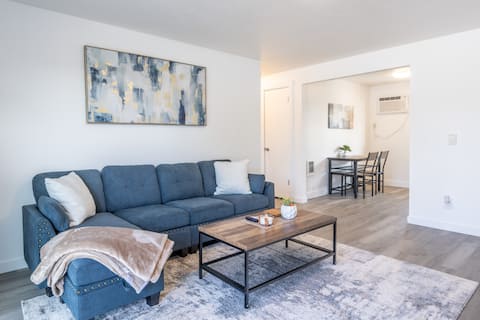 Modern 2 Bedroom Apartment with Washer & Dryer