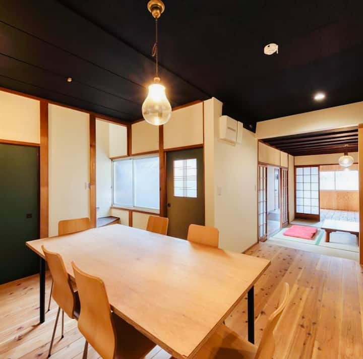 古い町並みの中にたたずむ一軒家 - Okayama