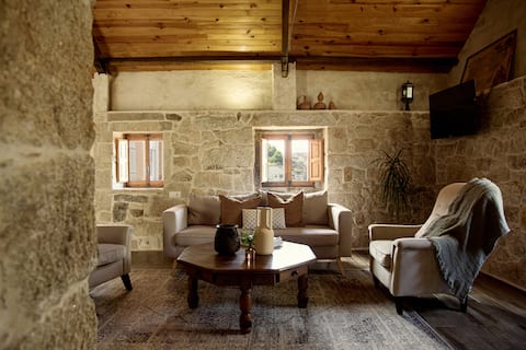 Anuncio de Airbnb popular: Charming riverside home, Roman bridge views en Pontevedra
