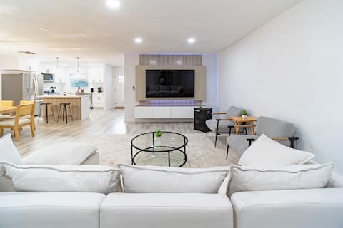 Renovated 3-Bdrm House w/ Pool Table and Clubhouse