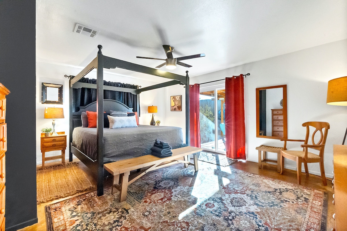 Veľká a priestranná hlavná spálňa s pohodlnou manželskou posteľou veľkosti King! 