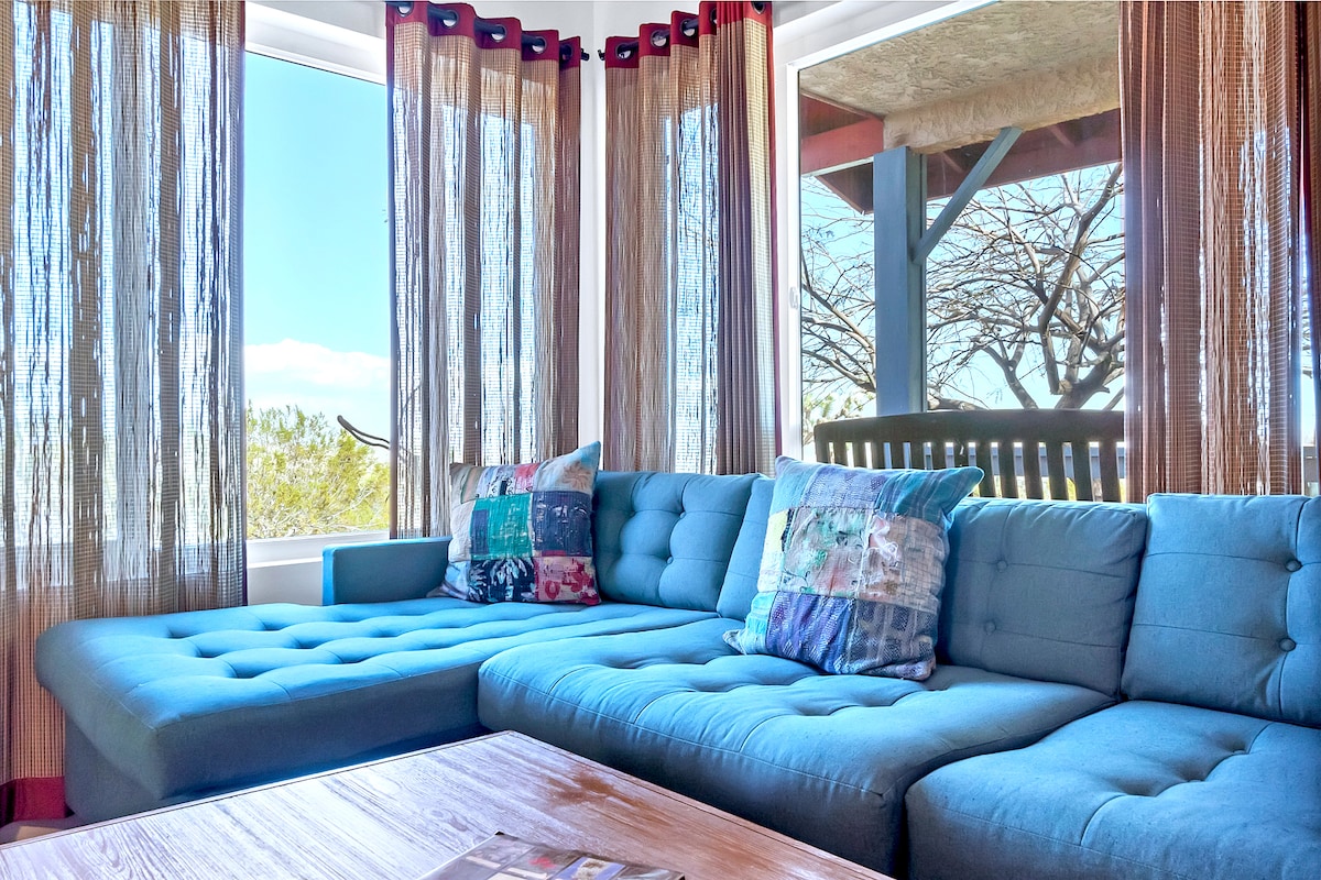 Pohodlná pohovka, kde si môžete vychutnať svoju obľúbenú knihu. 