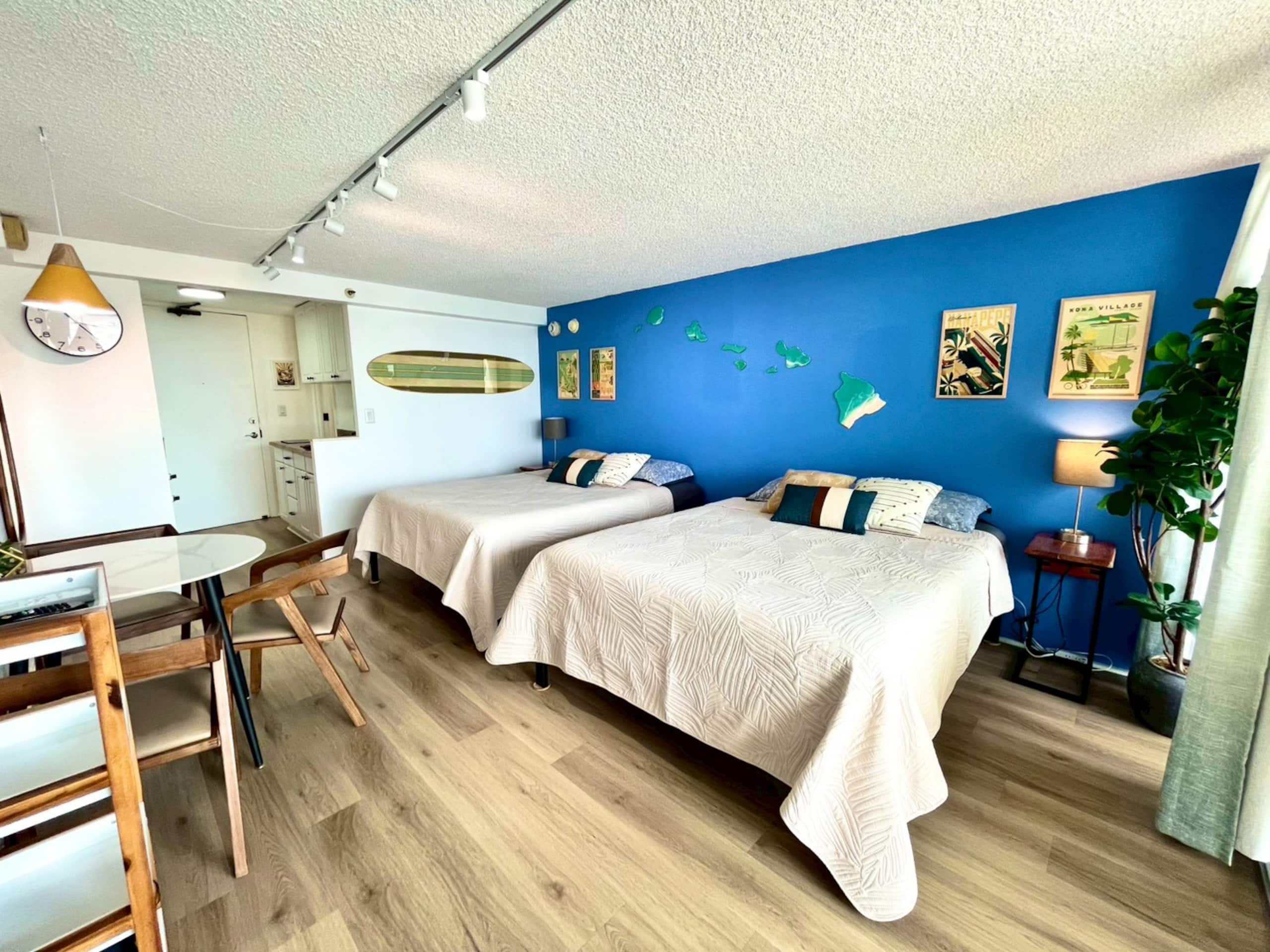 Condo in Honolulu · ★4.94 · Studio · 2 beds · 1 private bath - Image 8
