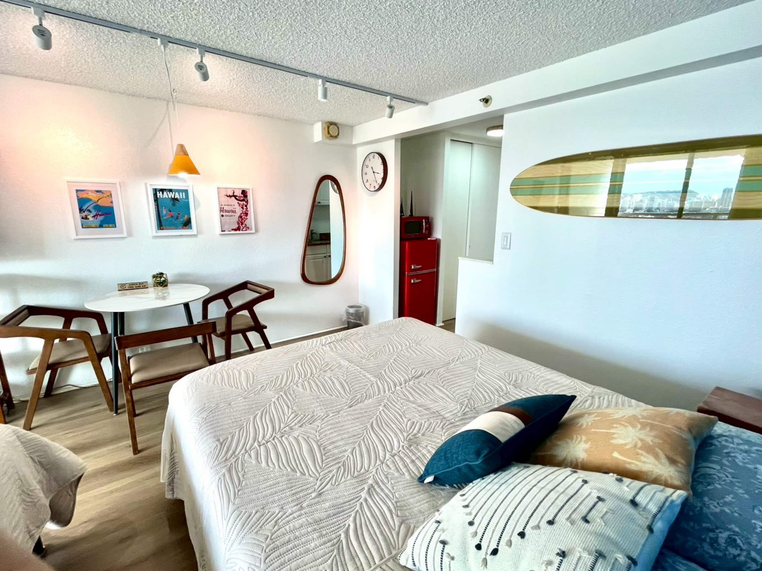 Condo in Honolulu · ★4.94 · Studio · 2 beds · 1 private bath - Image 32