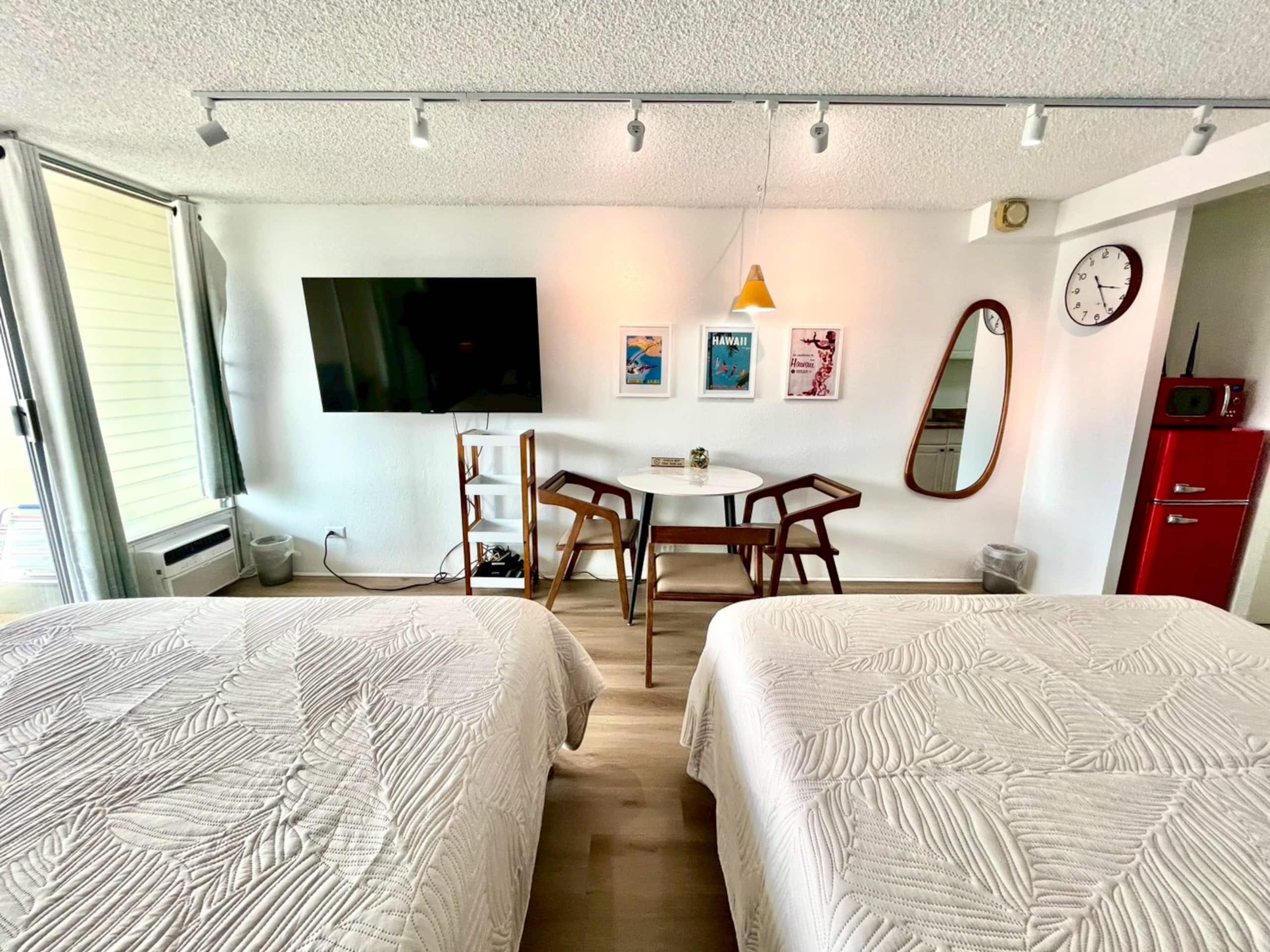 Condo in Honolulu · ★4.94 · Studio · 2 beds · 1 private bath - Image 9