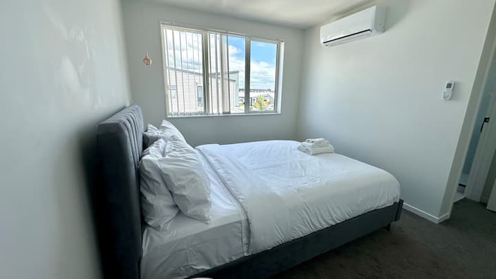 Schlafzimmer 1