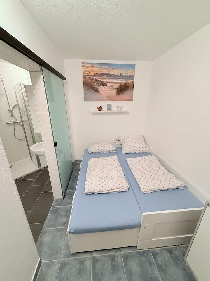 一张单人床很快就会变成一张舒适的双人床。 为了在白天在公寓内提供更多空间，只需将床垫放在一起即可。 