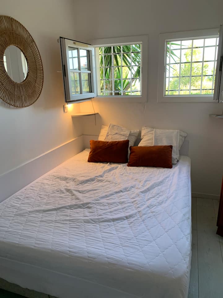  Spálňa 
Šatníková skriňa 
Televízia, 
S dodatočným prístupom na terasu a do záhrady 