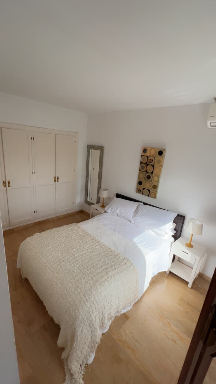 Hlavná spálňa 
Balkón 
Dvojitá sprcha v nasledujúcom 
WC s vlastnou kúpeľňou 