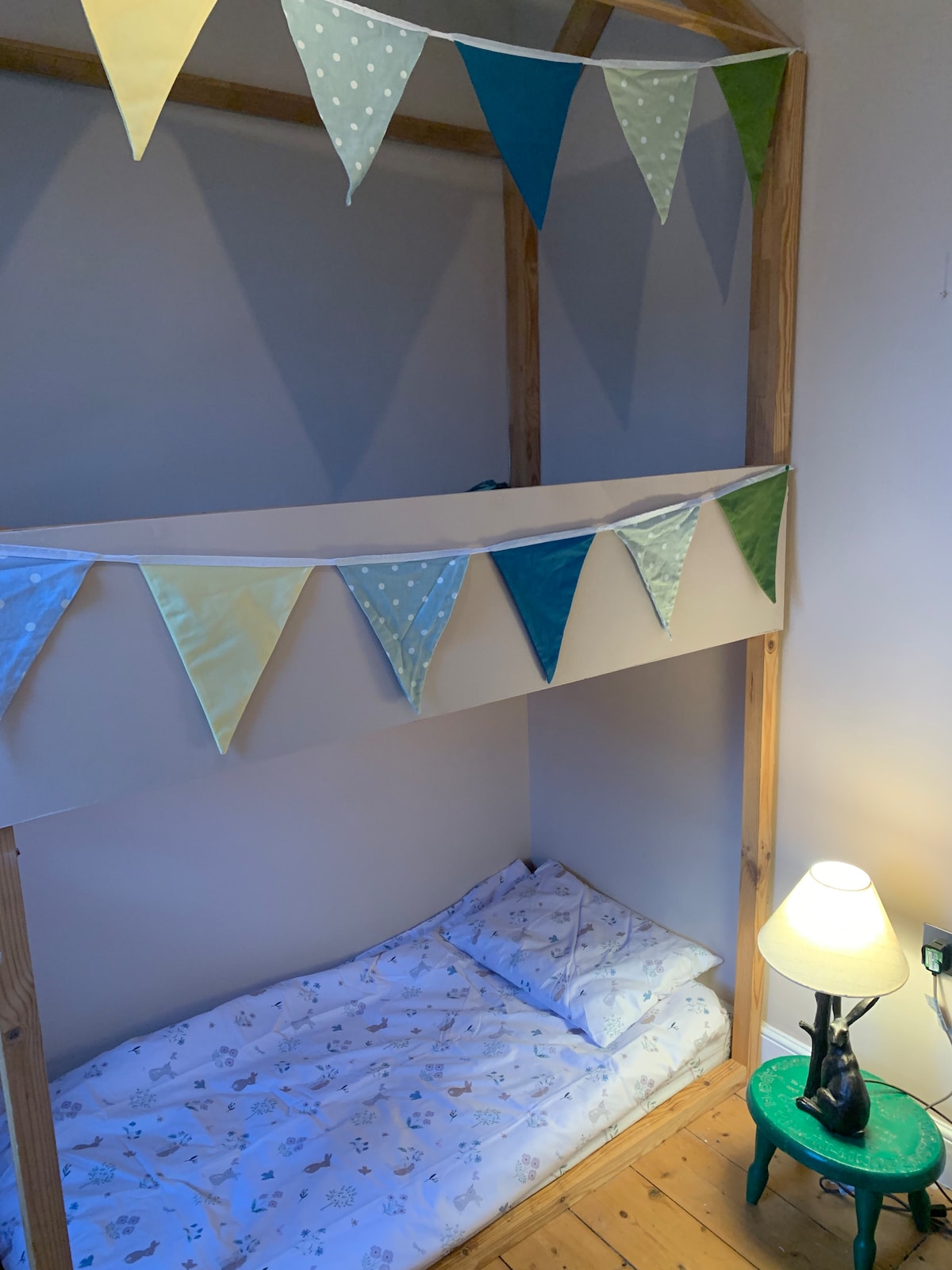 Dormitorio 3, tamaño de cama de cuna, por lo que solo es adecuado para niños pequeños. La litera inferior siempre debe usarse.