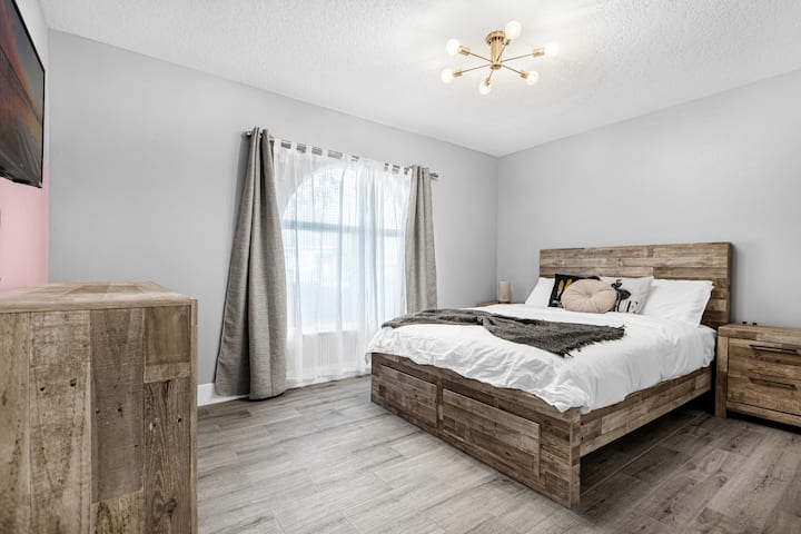 Пространа спална соба со брачен кревет (широк 150 – 179 см) со рустикална дрвена рамка, завеси за затемнување, паметен телевизор, целосна гардероба и брз Wi-Fi. Тивка локација во домот со многу простор за складирање и мека природна светлина за релаксирачки престој.