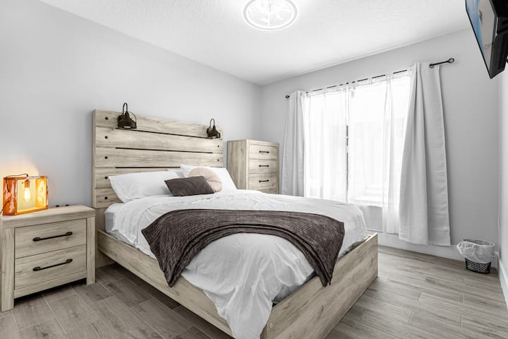 Оваа спална соба има брачен кревет (широк 150 – 179 см), посебни станици за полнење од двете страни, светла за читање над креветот и голем плакар за подолги престои.