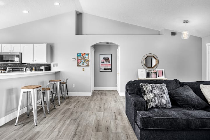 Светол, пријатен простор дизајниран за удобност, приватност и лесен пристап до сите удобности на домот. Сѐ што ви треба за непречен и мирен престој.