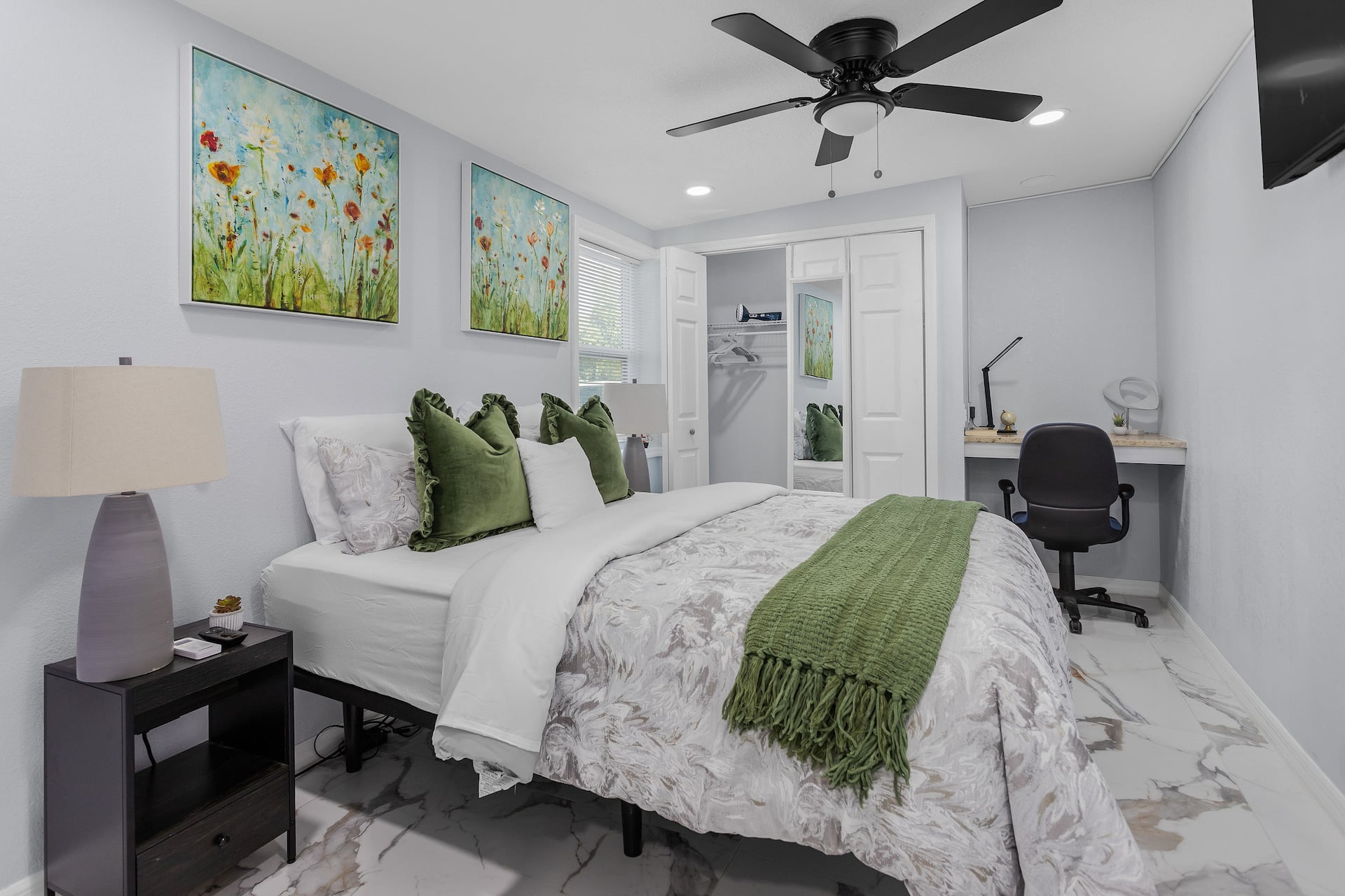 Modern 2BR, 2 Queen Beds •Near Beaches & Downtown.
