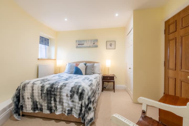 This spacious double en-suite bedroom has a built-in wardrobe