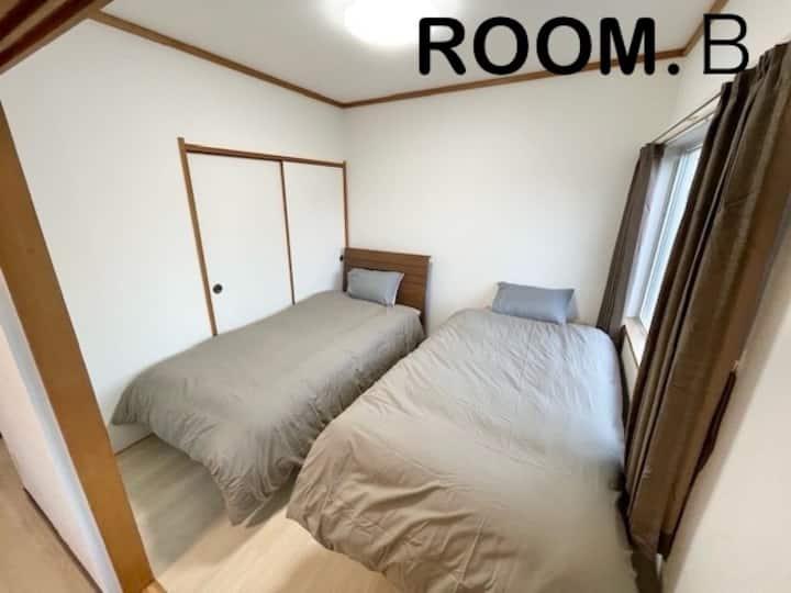 Hakuna milango ya vyumba vya kulala, kwa hivyo kila chumba cha kulala hakijagawanywa na si chumba cha kujitegemea kabisa.