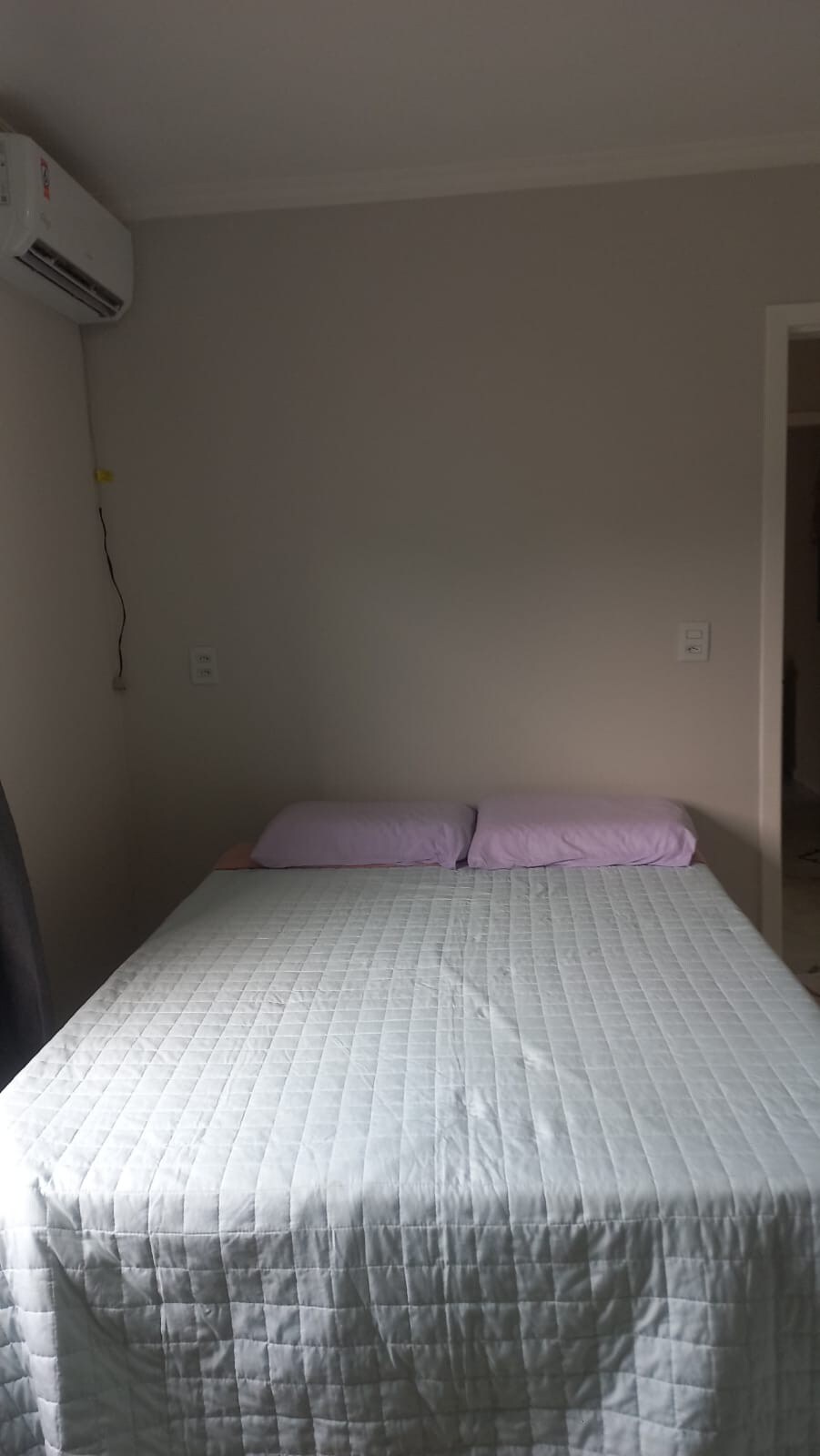 מיטה עם מזרן אורטופדי עם עיסוי ובקרה, מלתחה ומיזוג אוויר.