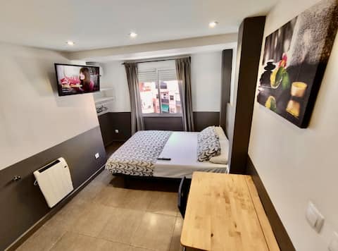 1 New apartment with kitchen in front of metro 323