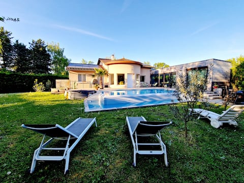 Large villa near Lyon – Up to 14 people