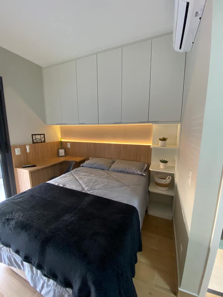 Udoban prostrani krevet s oprugama 