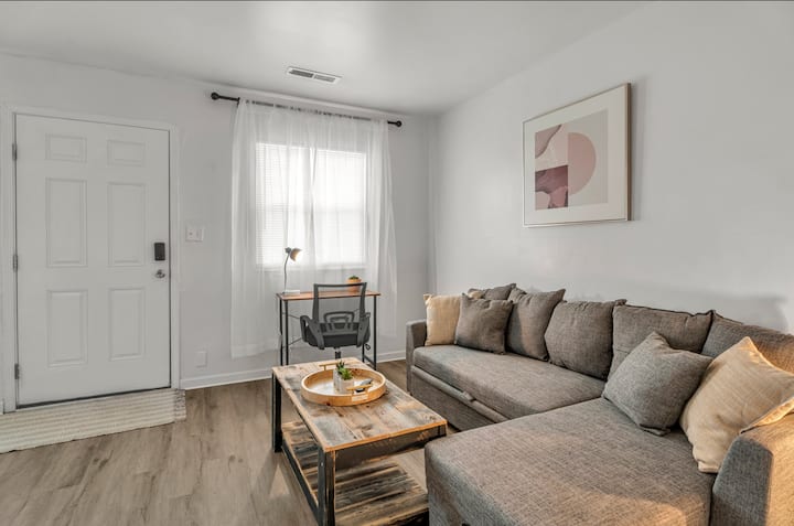 Serenity Suite: The Luxe Oasis #4 - エバンズビル, IN