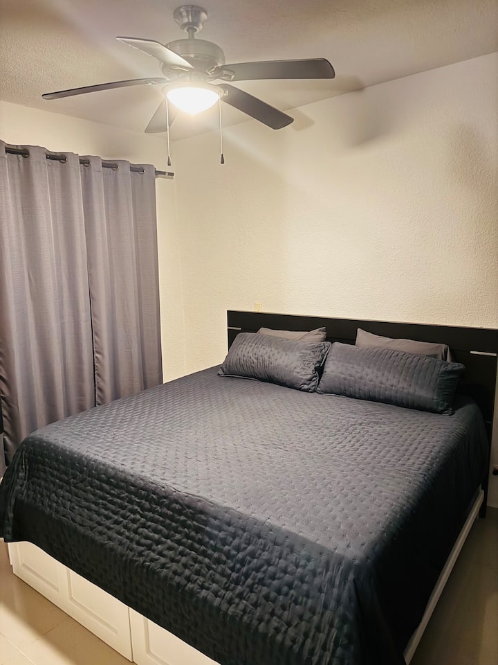 Chambre principale avec matelas Luna rafraîchissant King  Size et salle de bain de grande taille avec fenêtre donnant sur l'entrée principale 