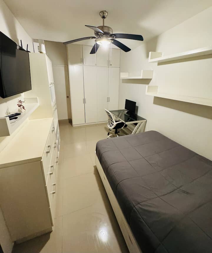 Lit queen size,  WFH installé,  beaucoup de rangement avec placards et cintres. Fenêtre orientée vers l'arrière. Salle de bains complète avec baignoire. La télévision comprend Netflix et Prime Video . 