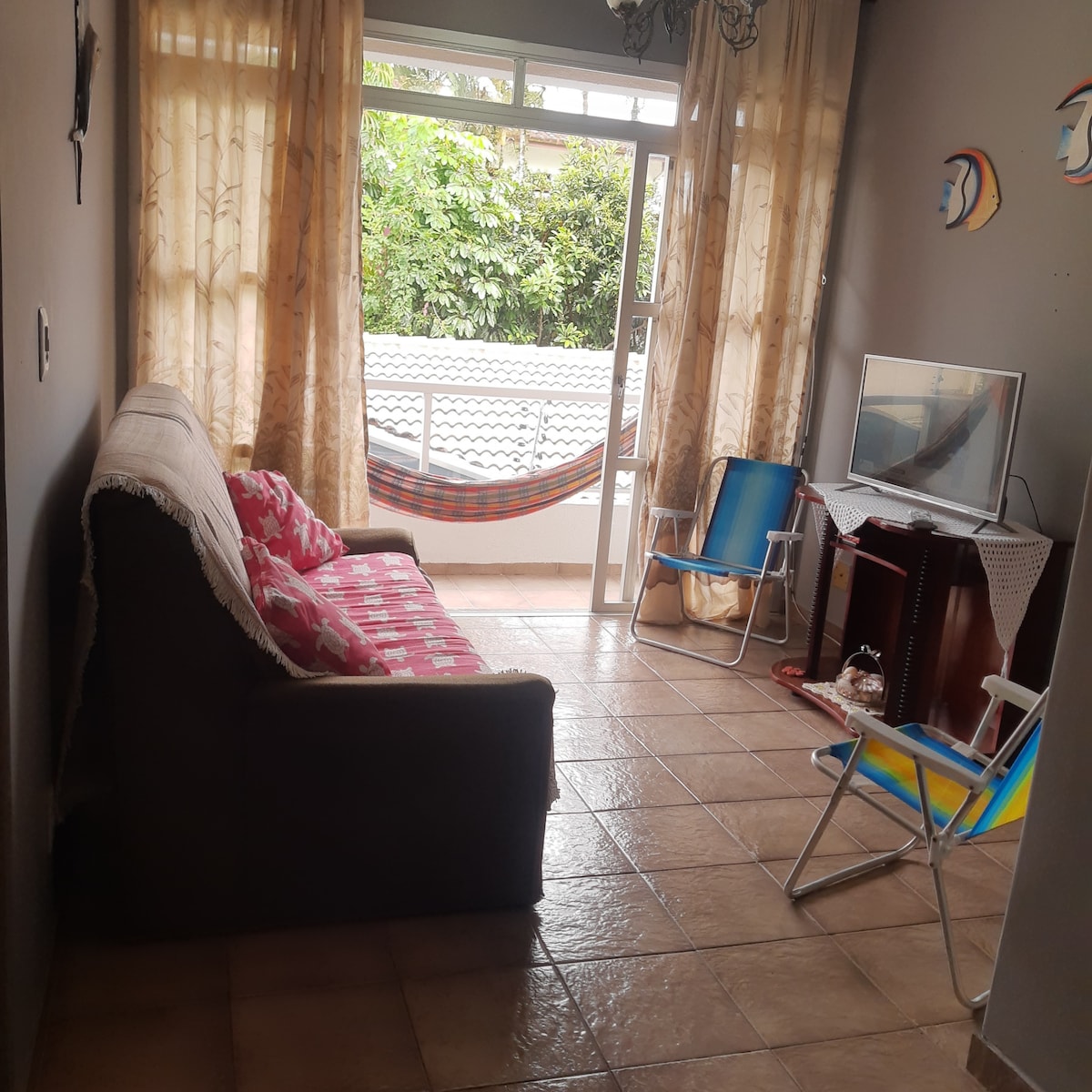 Сала с балкон, където е възможно да се постави мрежа. Със смарт телевизор и преносим вентилатор.