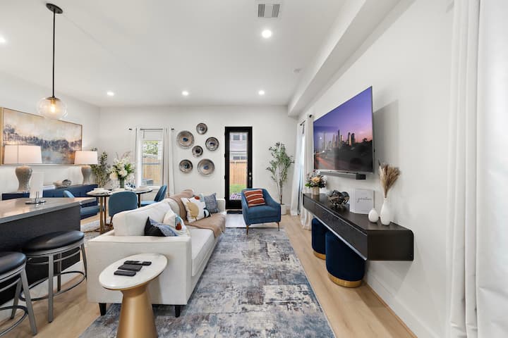 Med Center Retreat Near Downtown | Games Wifi Desk - Houston, TX