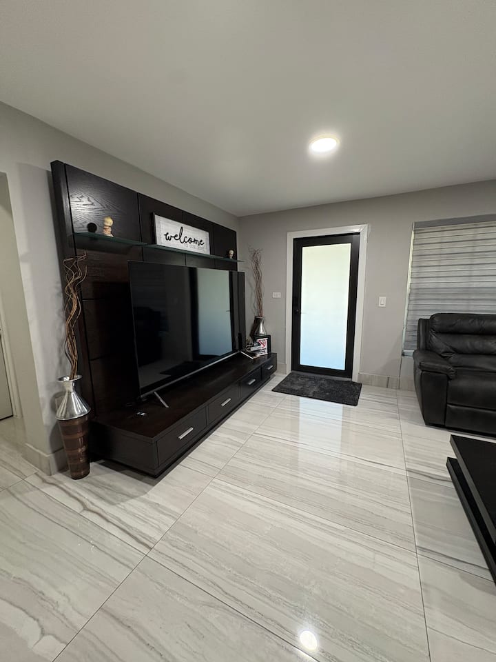 Spacious, Familiar And Central - Hialeah, FL