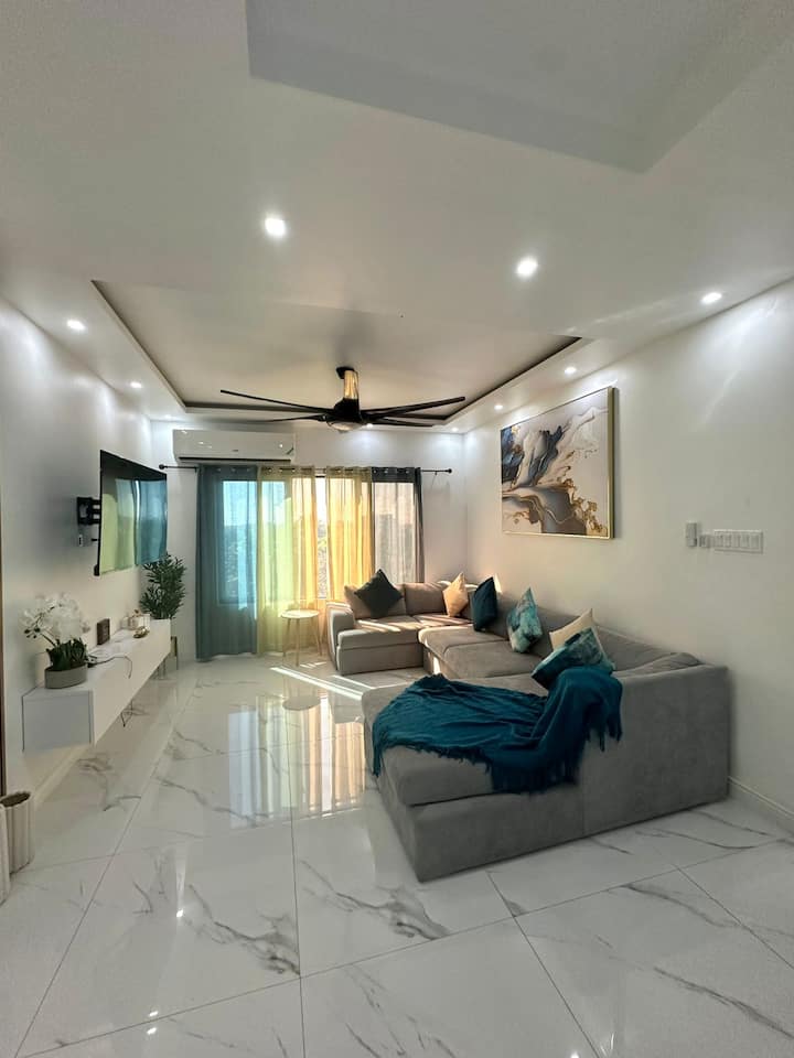 Penthouse | Sleeps 8 | Pool | 2 Balconies | Office - Kingston
