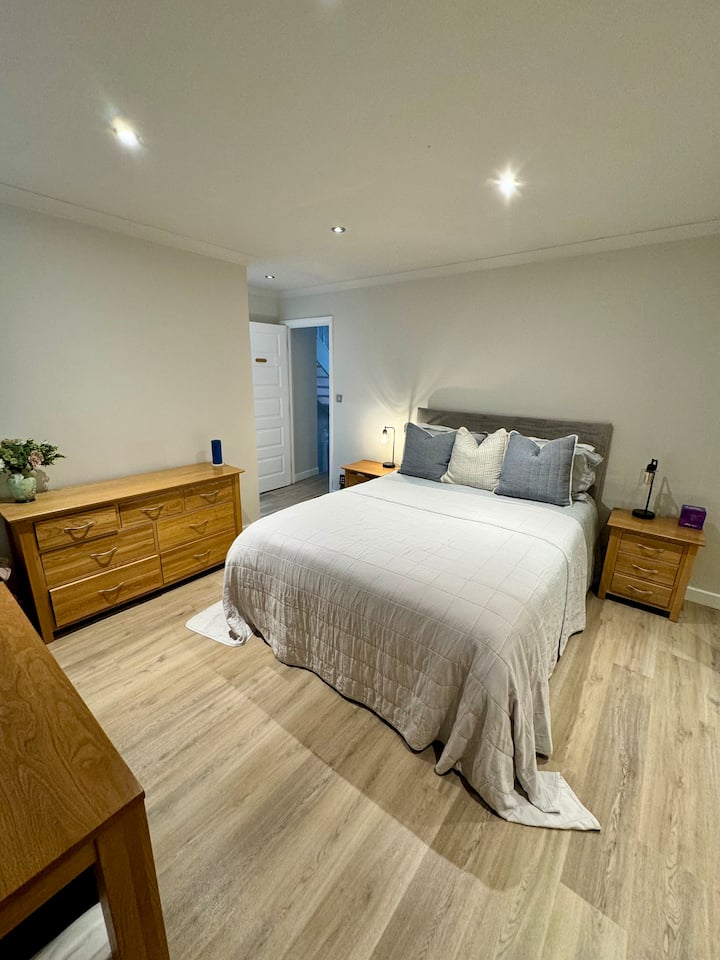 Dhoma Corbiere (master)
Banjë me 3 pjesë në suitë me shëtitje në kabinën e dushit dhe bidet. Përfshihen artikujt e tualetit
Përfshihen tharësja e flokëve, ventilatori elektrik dhe pikat e karikimit me usb. Televizor për transmetim. Ambiente për përgatitjen e kafesë dhe çajit. 