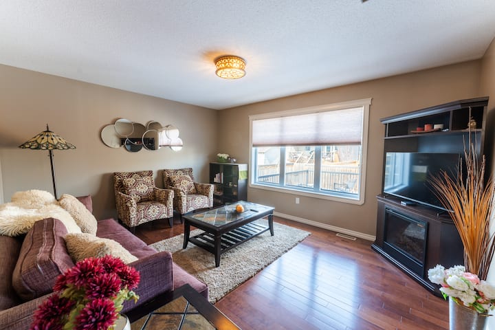 The Suite 5br House/jacuzzi/bbq Deck - Lloydminster