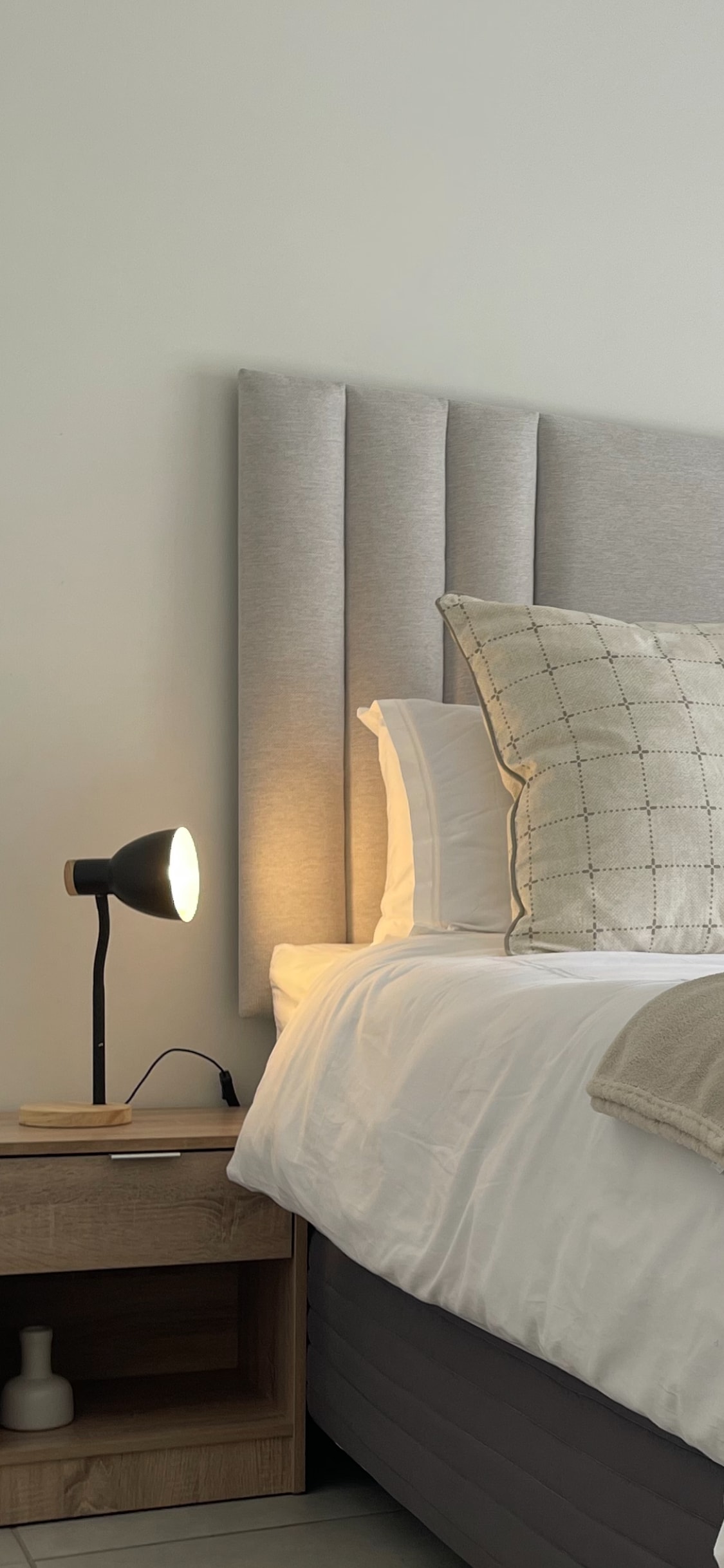 Acogedor y lujoso segundo dormitorio con una lujosa cama tamaño queen vestida con sábanas de algodón egipcio