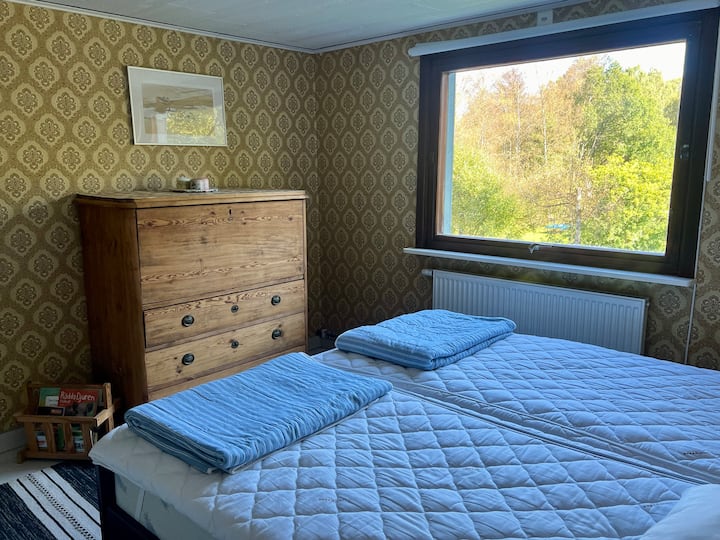 Nuk ka dollap në të që ka dhomën e gjumit.

Sill rrobat e tua të krevatit.