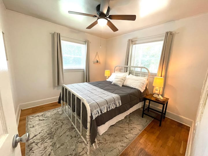 Kitanda kizuri cha chuma kilichojaa 