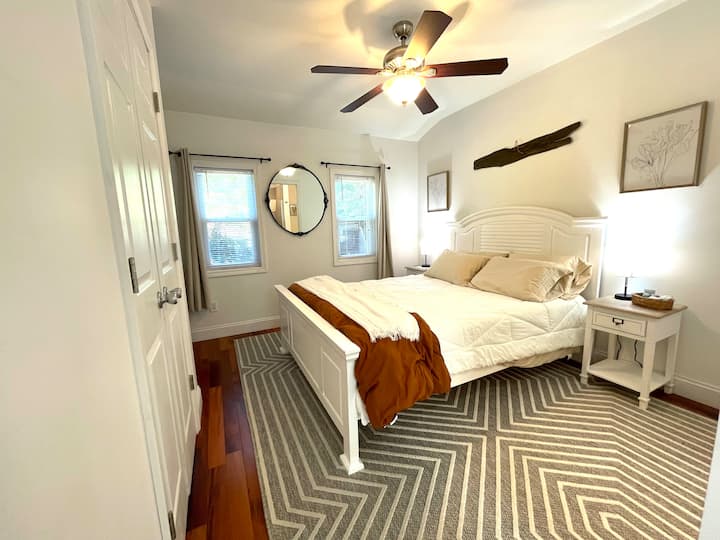 Chumba cha kujitegemea nje ya sebule. Iko mbali na vyumba vingine vya kulala vyenye bafu lake mwenyewe.