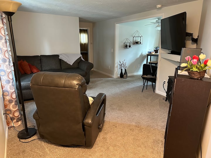 Best Comfy Cozy Home - East Lansing, MI