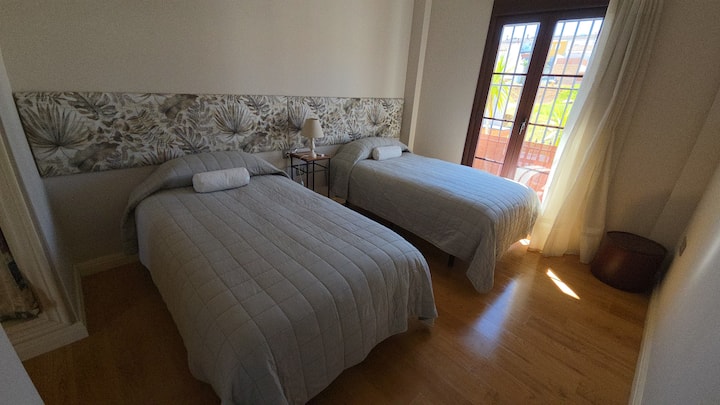 Spálňa 1 – dve 105-centimetrové postele, dvojitý šatník a kúrenie